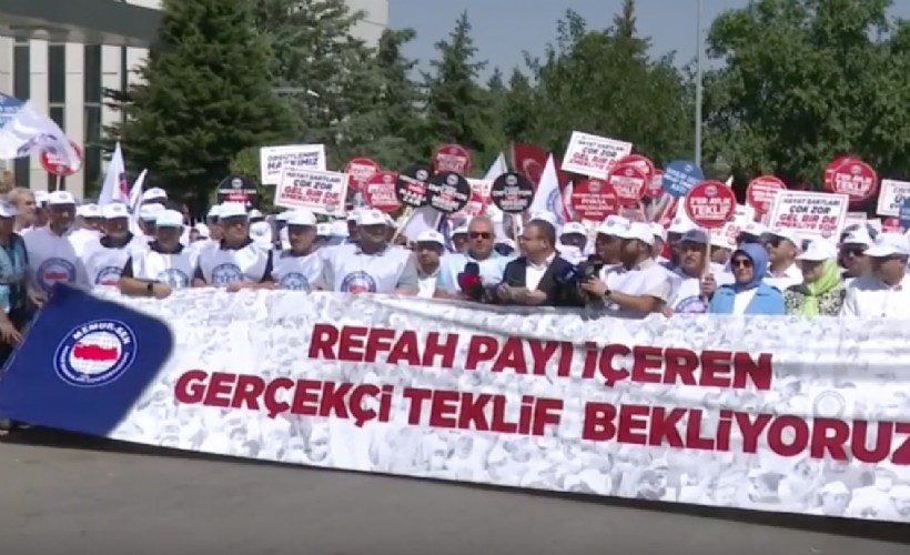 Memur-Sen, hükümetin zam teklifini bakanlık önünde protesto etti