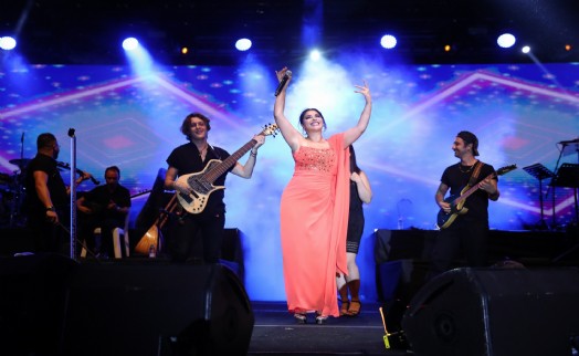 Zara ve Uğur Aslan'dan yağmur altında müzik ziyafeti