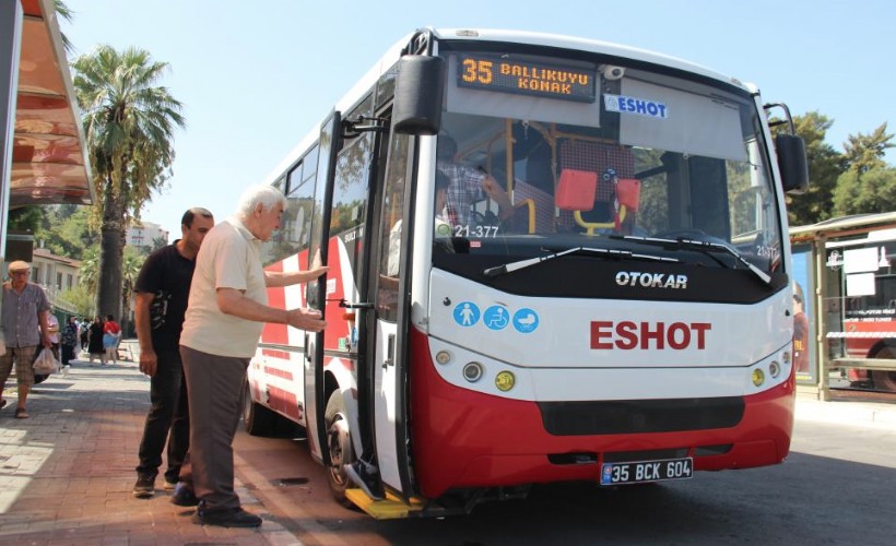 İzmir'de 65 yaş üstü vatandaşlar ücretsiz toplu taşımadan memnun