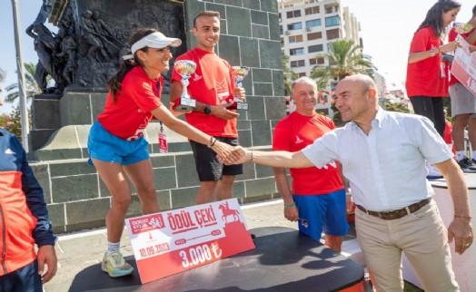 9 Eylül İzmir Yarı Maratonu'nda kurtuluş coşkusu
