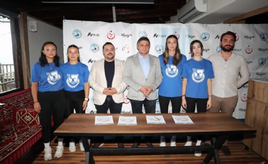 Acar, Aliağa'nın kadın voleybolcularlarıyla bir araya geldi