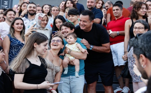 Acun Ilıcalı, çalışanlarını Alaçatı'ya tatile götürdü!