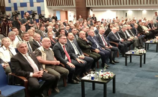 İzmir'deki 'iş dünyası' toplantısında protokol krizi