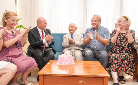 Soyer asırlık çınar İsmail İnceboy'u ziyaret etti