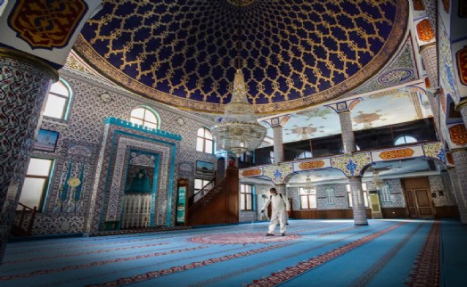 Bayraklı'da ibadethaneler dezenfekte ediliyor