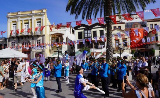 Çeşme Festivali renkli görüntülerle başladı