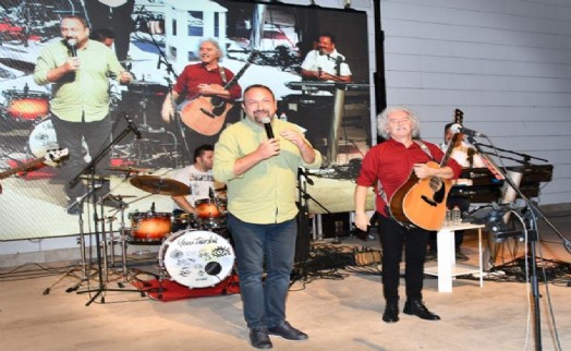 Çiğli'de zafer coşkusu Yeni Türkü ile kutlandı