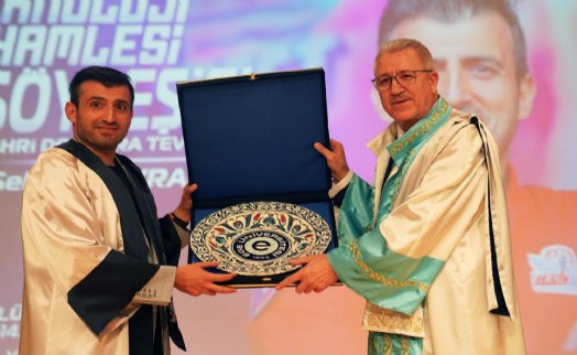 Ege Üniversitesi'nden Selçuk Bayraktar'a 'Fahri Doktora' unvanı