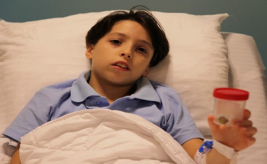 Eliyle fırlatıp yemeye çalıştığı üzüm, yemek borusuna kaçtı!