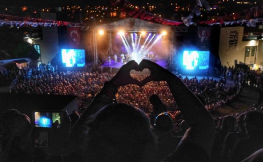 Enrico Macias muhteşem performansı ile büyüledi