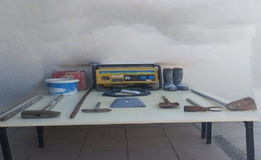 Foça‘da define için kaçak kazı yapan 2 kişi yakalandı