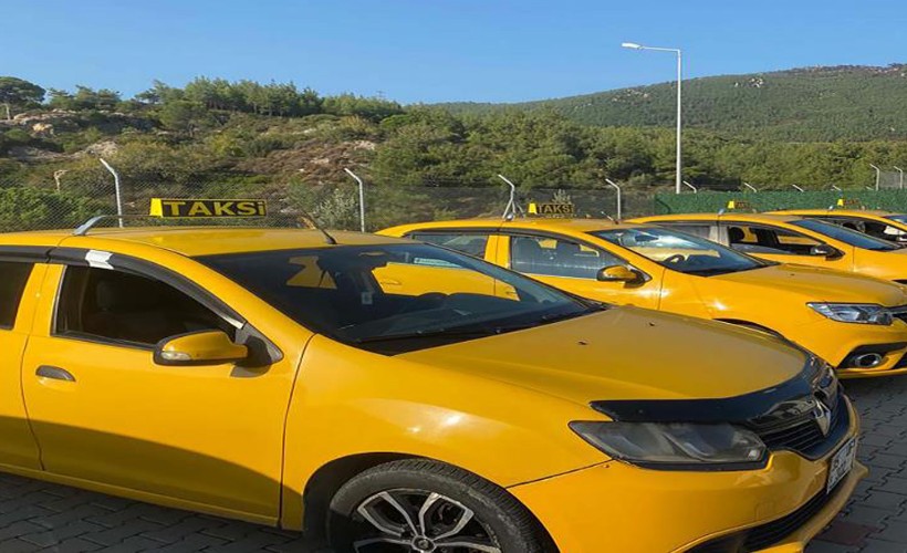 Foça‘da ticari taksiyle göçmen kaçakçılığı: 13 kişi tutuklandı