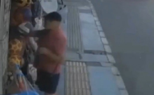 İade almadı diye marketteki futbol toplarını patlattı