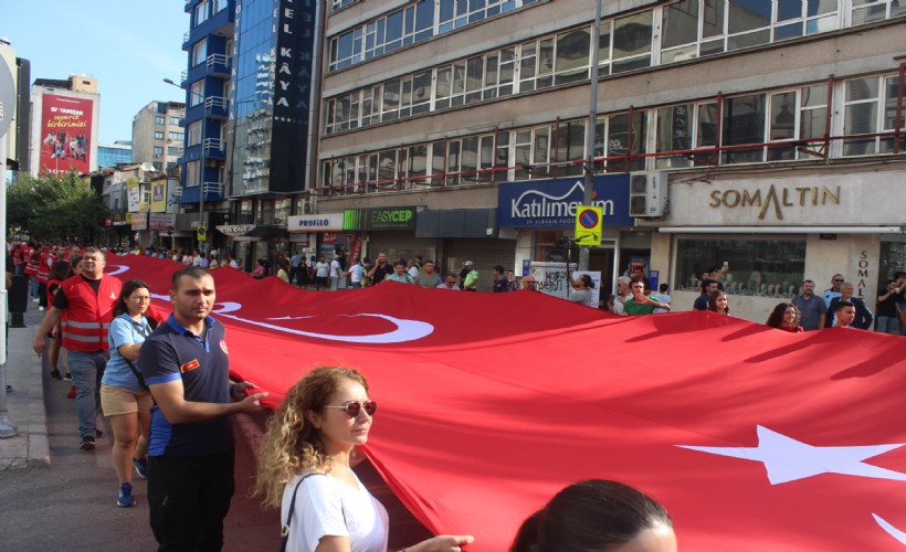 İzmir'de geleneksel Zafer Yürüyüşü yapıldı