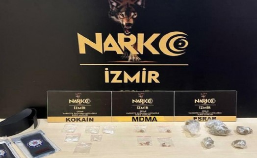İzmir'de bir otomobil ve takside uyuşturucu madde ele geçirildi