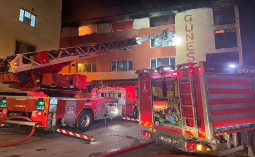 İzmir'de 4 katlı binada yangın paniği
