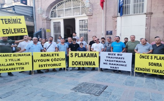 İzmir'de ‘S Plaka' araç sahipleri Büyükşehir önünde eylem yaptı