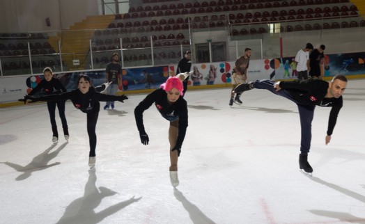 İzmir'de buz pateni sezonu açıldı