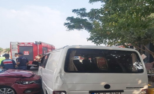 İzmir'de servis minibüsü ile otomobil çarpıştı: 7 yaralı