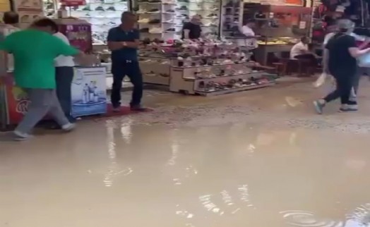 İzmir'i sağanak vurdu: Cadde ve sokaklar göle döndü