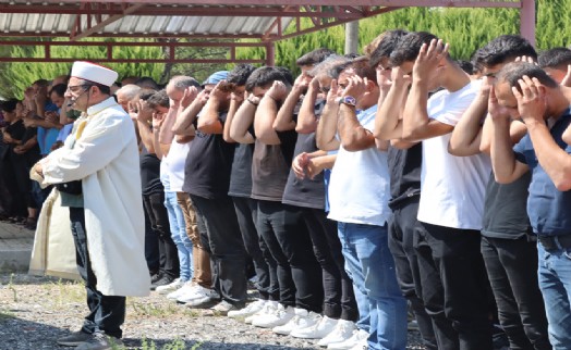 Katliam gibi kazada ölen 5 kişi İzmir'de toprağa verildi