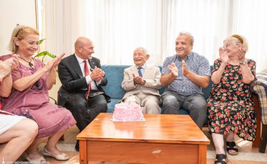 Soyer asırlık çınar İsmail İnceboy'u ziyaret etti