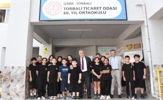 Torbalı'da ilk ders zili çaldı; Başkan Tekin öğrencileri yalnız bırakmadı