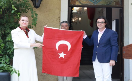Türk askerini karşılayan 100 yıllık tarihi Türk bayrağı DEÜ'ye bağışlandı
