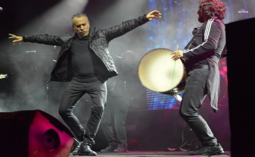 Haluk Levent, Karaburun Nergis Festivali'nde sahne aldı