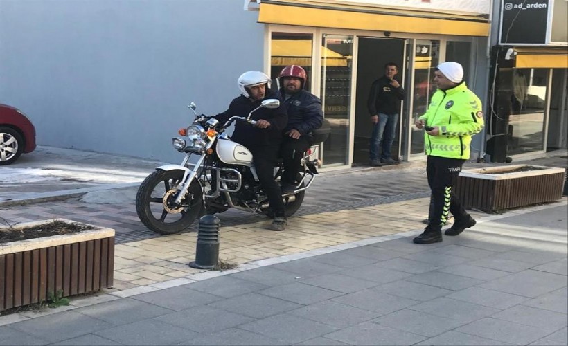 Aliağa'da yaya yolunu kullanan motosikletlilere ceza