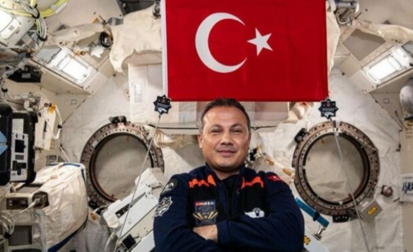 Alper Gezeravcı'dan uzayda Türk bayraklı paylaşım