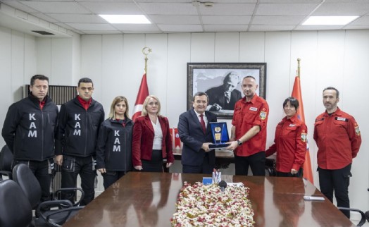 Batur'dan AKUT'a teşekkür plaketi