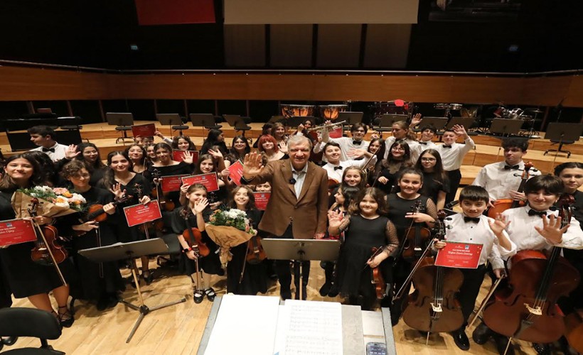 Çocuk Senfoni Orkestrası ve usta sanatçı Cengiz Özkan muhteşem konser