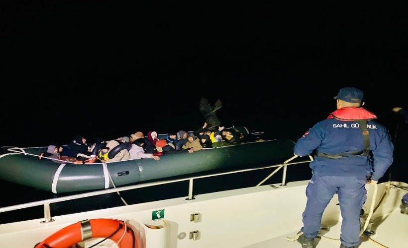 İzmir açıklarında 45 göçmen kurtarılırken, 185 göçmen ise yakalandı