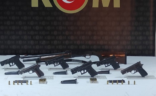 İzmir'de silah tacirinin evine polis baskını