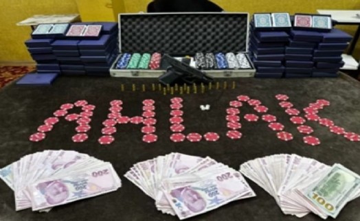 İzmir polisinden ruhsatsız iş yerine kumar baskını