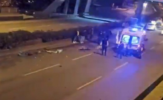 İzmir'de feci kaza: Camdan yola fırlayan 2 arkadaş hayatını kaybetti