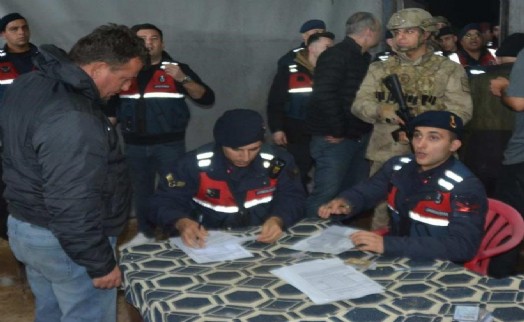 İzmir'de horoz dövüşü yaptıranlara jandarmadan operasyon