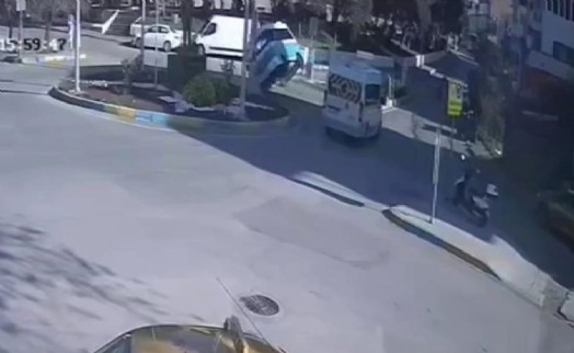 İzmir'de servis aracıyla çarpışan yolcu minibüsü devrildi
