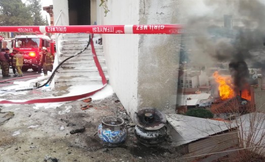 İzmir'de yangın: İki ev alev topuna döndü, tüpler bomba gibi patladı