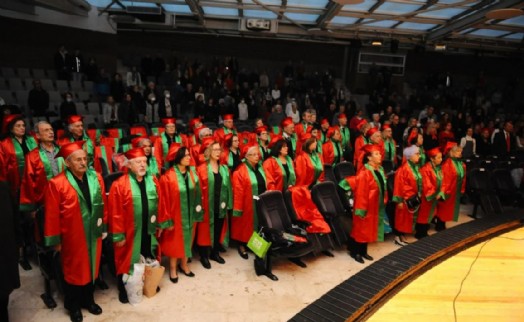 Karşıyaka 3. Yaş Üniversitesi'nde mezuniyet coşkusu