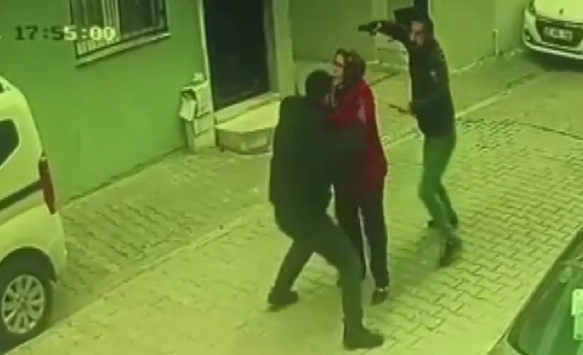 Silahlı kavgada sokaktaki kadını kalkan olarak kullandı, o anlar kamerada