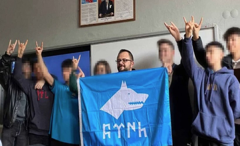 Siyaset okullara girdi: Öğretmen bayrak açtı öğrenciler bozkurt işareti yaptı
