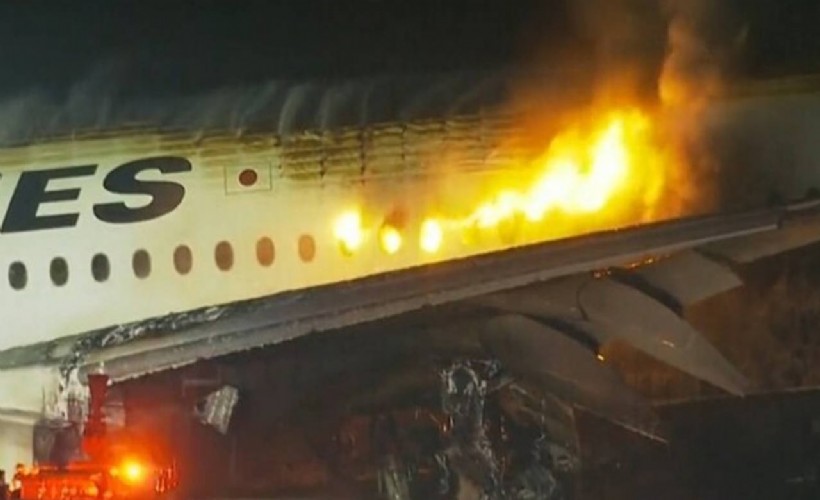 Tokyo'daki Haneda Havalimanı'nda kaza: Uçaklar alev aldı!
