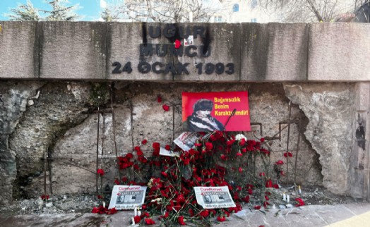 Uğur Mumcu, katledilmesinin 31'inci yıl dönümünde evinin önünde anıldı