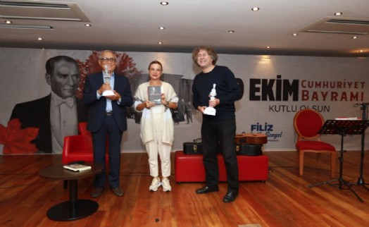 'Cumhuriyet'in Aydınlığı' mısralarla melodileri buluşturdu