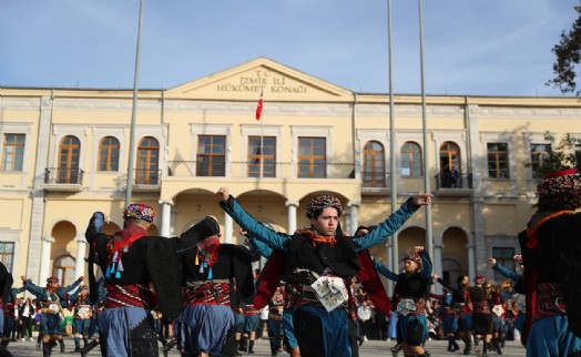 101. yıl coşkusu Konak Meydanı'nda başlıyor