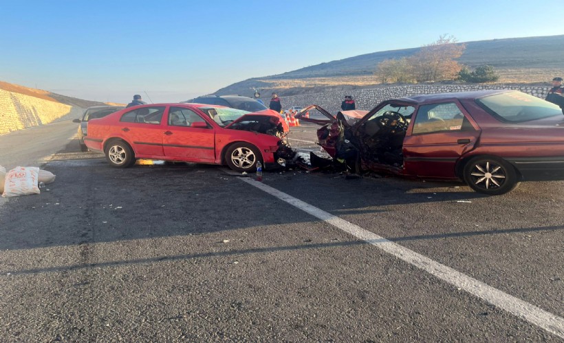 Afyon'da otomobiller çarpıştı: 3 yaralı