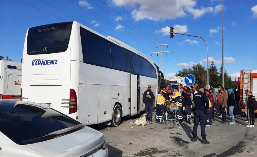 Afyonkarahisar'da yolcu otobüsü ile kamyon çarpıştı: 1 ölü, 19 yaralı