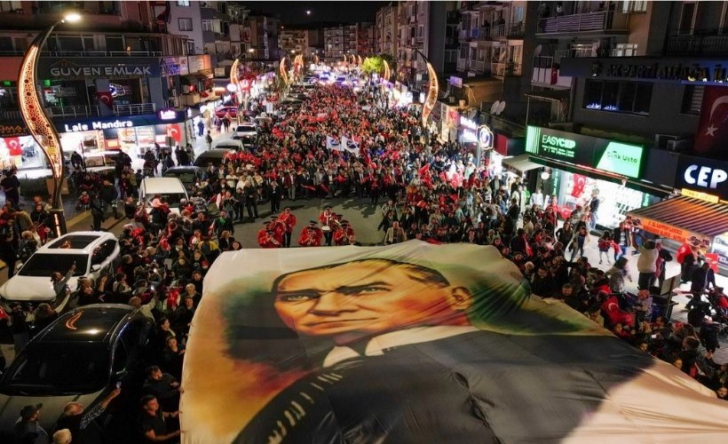 Aliağa’da Cumhuriyet coşkusu sokaklara taştı